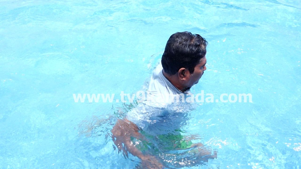ರಾಜು ಪೇಟಕರ್ ಜಲಯೋಗವನ್ನು ಕರಗತ ಮಾಡಿಕೊಂಡಿದ್ದಾರೆ. ಆರಂಭದಲ್ಲಿ ನೆಲದ ಮೇಲೆ ಯೋಗಾಸನ ಮಾಡುತ್ತಿದ್ದ ಪೇಟಕರ್ ತಮ್ಮ ಪ್ರಯೋಗವನ್ನು ನೀರಿನಲ್ಲಿ ಮಾಡಲು ಆರಂಭಿಸಿದ್ದಾರೆ. ನೀರಿನಲ್ಲಿ ಪದ್ಮಾಸನ ಮತ್ತು ಶವಾಸನ ಸೇರಿದಂತೆ ವಿವಿಧ ಆಸನಗಳನ್ನು ಸರಾಗವಾಗಿ ಮಾಡುತ್ತಾರೆ. ಸುಮಾರು 40 ವರ್ಷಗಳಿಂದ ನೀರಿನಲ್ಲಿ ಜಲಯೋಗ ಮಾಡುತ್ತಿದ್ದಾರೆ.  ಇದರಿಂದ ಸಾಕಷ್ಟು ಆರೋಗ್ಯ ಸುಧಾರಿಸುತ್ತದೆ. ಮನಸ್ಸು ಉಲ್ಲಾಸವಾಗುತ್ತದೆ ಎನ್ನುತ್ತಾರೆ ಅವರು.