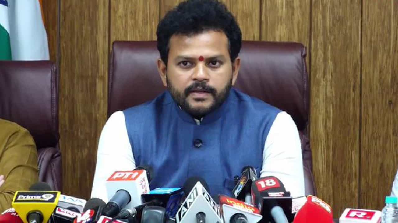 Plane Crash: ಉನ್ನತ ಸಮಿತಿಯಿಂದ 3 ತಿಂಗಳಲ್ಲಿ ವರದಿ ಸಲ್ಲಿಕೆ, ದೇಶದ ಎಲ್ಲ ಬೋಯಿಂಗ್ 787 ವಿಮಾನಗಳ ಪರಿಶೀಲನೆ; ವಿಮಾನಯಾನ ಸಚಿವ Plane Crash: ಉನ್ನತ ಸಮಿತಿಯಿಂದ 3 ತಿಂಗಳಲ್ಲಿ ವರದಿ ಸಲ್ಲಿಕೆ, ದೇಶದ ಎಲ್ಲ ಬೋಯಿಂಗ್ 787 ವಿಮಾನಗಳ ಪರಿಶೀಲನೆ; ವಿಮಾನಯಾನ ಸಚಿವ