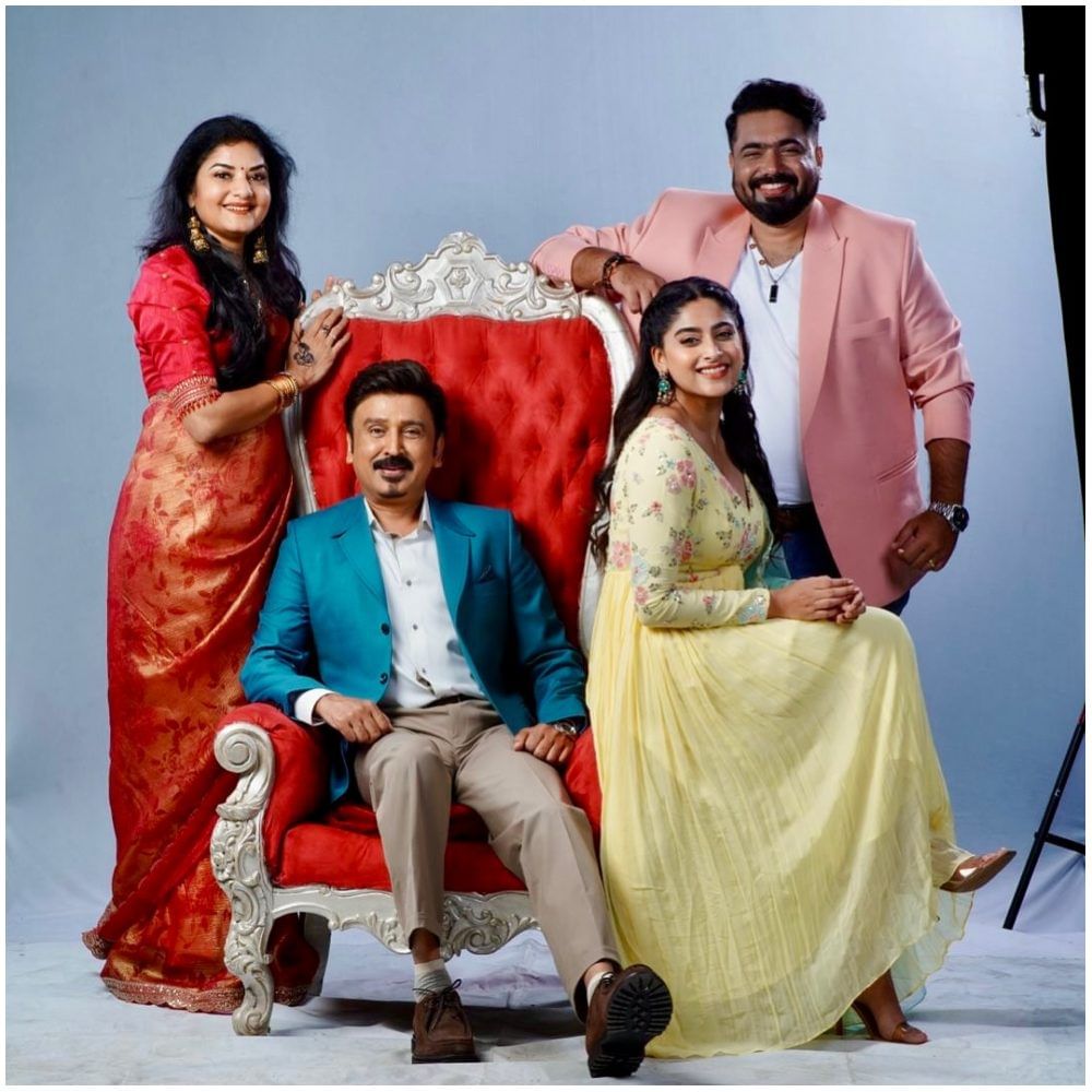 ರಮೇಶ್ ಅರವಿಂದ್ ಅವರು ‘ಮಹಾನಟಿ ಸೀಸನ್ 2’ಗೆ ಜಡ್ಜ್ ಆಗಿದ್ದಾರೆ. ಈ ಫೋಟೋಗಳನ್ನು ಹಂಚಿಕೊಂಡಿರೋ ಅವರು, ‘ಮೂರು ದಶಕಗಳಿಂದ ನಿಮ್ಮ ಪ್ರೀತಿಗೆ ಸೋತೆ ಹೋದೆ ಸೋತೆ ಹೋದೆ. ಈಗ ಮತ್ತೊಂದು ವೇದಿಕೆಯಲ್ಲಿ ಸಿಗುವ ಅವಕಾಶ’ ಎಂದು ಅವರು ಬರೆದುಕೊಂಡಿದ್ದಾರೆ.