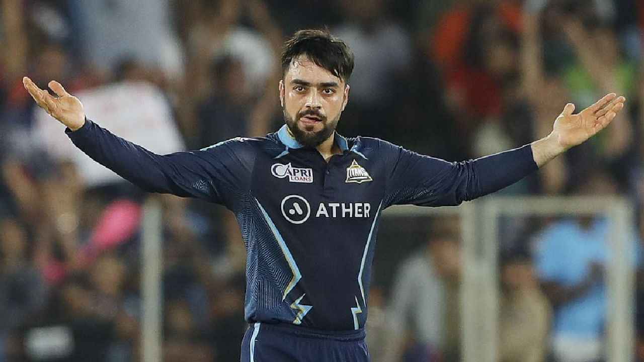 IPL 2025: ಇಂಡಿಯನ್ ಪ್ರೀಮಿಯರ್ ಲೀಗ್​ನಲ್ಲಿ ರಶೀದ್ ಖಾನ್ (Rashid Khan) ಅತ್ಯಂತ ಕಳಪೆ ದಾಖಲೆ ಬರೆದಿದ್ದಾರೆ. ಅದು ಕೂಡ ಸಿಕ್ಸರ್ ಚಚ್ಚಿಸಿಕೊಳ್ಳುವ ಮೂಲಕ. ಅಂದರೆ ಐಪಿಎಲ್ ಇತಿಹಾಸದಲ್ಲೇ ಒಂದೇ ಸೀಸನ್​ನಲ್ಲಿ ಅತ್ಯಧಿಕ ಸಿಕ್ಸರ್ ಹೊಡೆಸಿಕೊಂಡ ಬೌಲರ್ ಎಂಬ ಹೀನಾಯ ದಾಖಲೆಯೊಂದು ರಶೀದ್ ಖಾನ್ ಪಾಲಾಗಿದೆ.