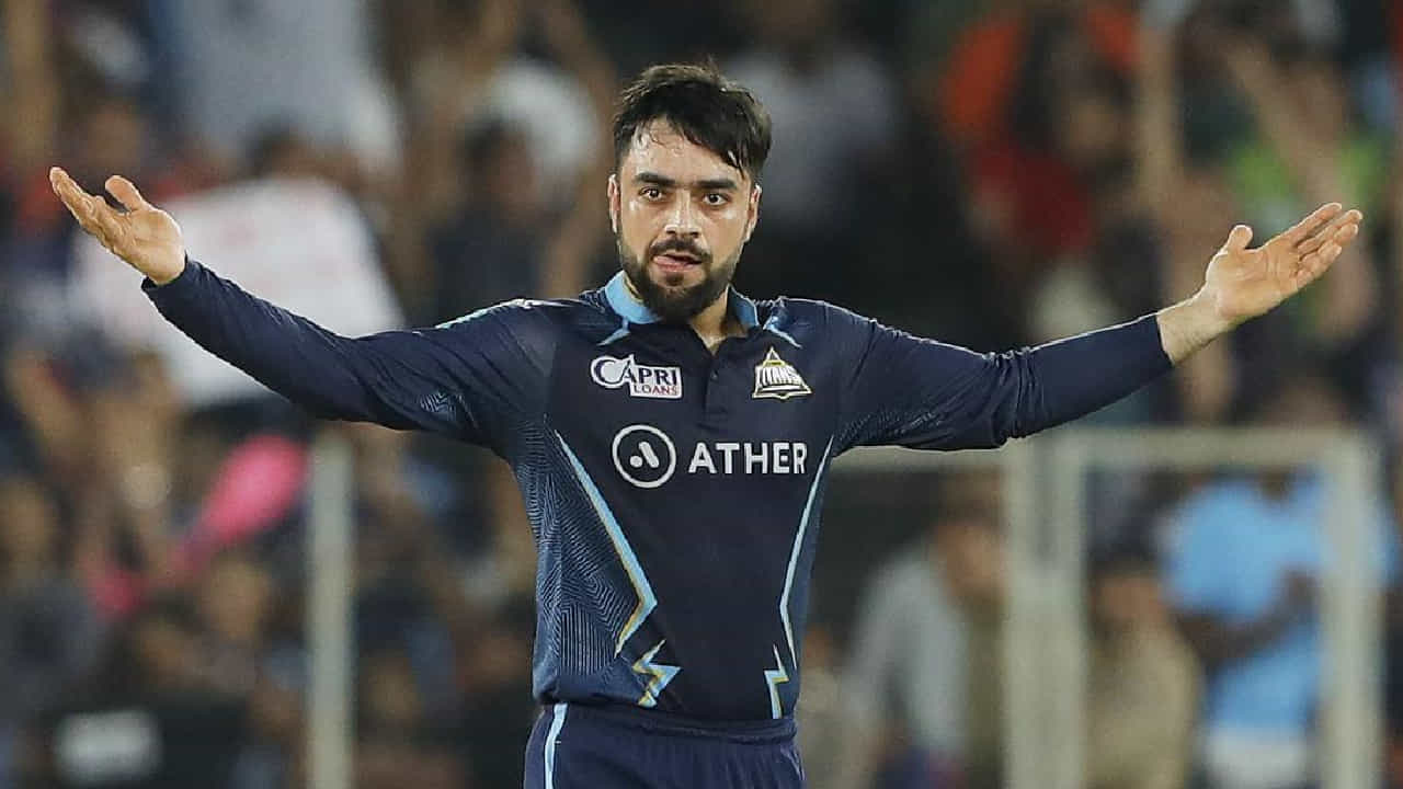 IPL 2025: ಇಂಡಿಯನ್ ಪ್ರೀಮಿಯರ್ ಲೀಗ್ನಲ್ಲಿ ರಶೀದ್ ಖಾನ್ (Rashid Khan) ಅತ್ಯಂತ ಕಳಪೆ ದಾಖಲೆ ಬರೆದಿದ್ದಾರೆ. ಅದು ಕೂಡ ಸಿಕ್ಸರ್ ಚಚ್ಚಿಸಿಕೊಳ್ಳುವ ಮೂಲಕ. ಅಂದರೆ ಐಪಿಎಲ್ ಇತಿಹಾಸದಲ್ಲೇ ಒಂದೇ ಸೀಸನ್ನಲ್ಲಿ ಅತ್ಯಧಿಕ ಸಿಕ್ಸರ್ ಹೊಡೆಸಿಕೊಂಡ ಬೌಲರ್ ಎಂಬ ಹೀನಾಯ ದಾಖಲೆಯೊಂದು ರಶೀದ್ ಖಾನ್ ಪಾಲಾಗಿದೆ.