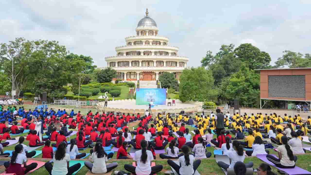 ಗುರುದೇವ ಶ್ರೀ ಶ್ರೀ ರವಿಶಂಕರ್​​​​ರ ಆರ್ಟ್ ಆಫ್ ಲಿವಿಂಗ್ ನೇತೃತ್ವದಲ್ಲಿ 1500ಕ್ಕೂ ಹೆಚ್ಚು ಸ್ಥಳಗಳಲ್ಲಿ ಯೋಗ: ಸಾವಿರಾರು ಭಾರತೀಯರು ಭಾಗಿ