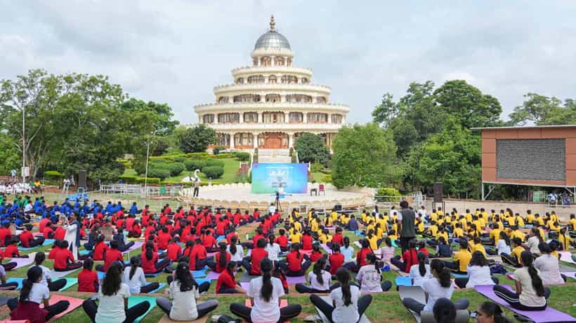 ಗುರುದೇವ ಶ್ರೀ ಶ್ರೀ ರವಿಶಂಕರ್ರ ಆರ್ಟ್ ಆಫ್ ಲಿವಿಂಗ್ ನೇತೃತ್ವದಲ್ಲಿ 1500ಕ್ಕೂ ಹೆಚ್ಚು ಸ್ಥಳಗಳಲ್ಲಿ ಯೋಗ: ಸಾವಿರಾರು ಭಾರತೀಯರು ಭಾಗಿ