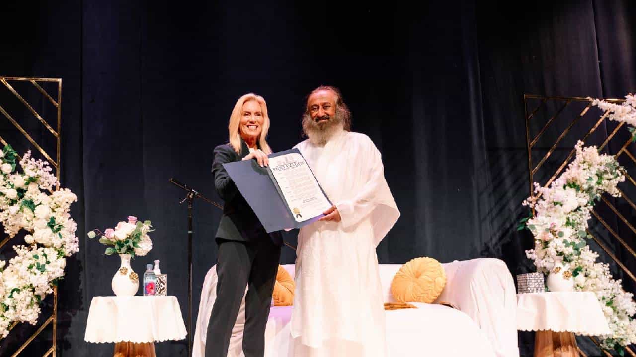 ಜೂನ್ 16ನ್ನು ಶ್ರೀ ಶ್ರೀ ರವಿಶಂಕರ್ ಶಾಂತಿ, ಸ್ವಾಸ್ಥ್ಯ ದಿನವನ್ನಾಗಿ ಘೋಷಿಸಿದ ಫ್ಲೋರಿಡಾದ ಜಾಕ್ಸನ್ವಿಲ್ಲೆ ಜೂನ್ 16ನ್ನು ಶ್ರೀ ಶ್ರೀ ರವಿಶಂಕರ್ ಶಾಂತಿ, ಸ್ವಾಸ್ಥ್ಯ ದಿನವನ್ನಾಗಿ ಘೋಷಿಸಿದ ಫ್ಲೋರಿಡಾದ ಜಾಕ್ಸನ್ವಿಲ್ಲೆ