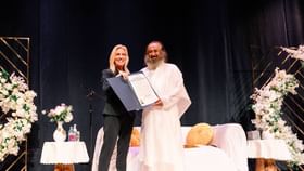 ಶ್ರೀ ಶ್ರೀ ರವಿಶಂಕರ್ ಶಾಂತಿ, ಸ್ವಾಸ್ಥ್ಯ ದಿನವನ್ನಾಗಿ ಘೋಷಿಸಿ ಫ್ಲೋರಿಡಾ ಶ್ರೀ ಶ್ರೀ ರವಿಶಂಕರ್ ಶಾಂತಿ, ಸ್ವಾಸ್ಥ್ಯ ದಿನವನ್ನಾಗಿ ಘೋಷಿಸಿ ಫ್ಲೋರಿಡಾ