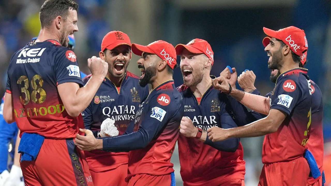ರಾಯಲ್​ ಚಾಲೆಂಜರ್ಸ್​ ಬೆಂಗಳೂರು (RCB) ತಂಡ ಐಪಿಎಲ್​ ಟ್ರೋಫಿಯನ್ನು ಎತ್ತಿಹಿಡಿಯಲು ಇನ್ನು ಒಂದು ಹೆಜ್ಜೆಯಷ್ಟೇ ಬಾಕಿ ಇದೆ. ಗುರುವಾರ (ಮೇ.29) ರಂದು ಮುಲ್ಲನ್ಪುರದಲ್ಲಿ ನಡೆದ ಮೊಲದ ಕ್ವಾಲಿಫೈಯರ್​ ಪಂದ್ಯದಲ್ಲಿ ಪಂಜಾಬ್​ ಕಿಂಗ್ಸ್​ ತಂಡವನ್ನು ಸೋಲಿಸಿ, ಫೈನಲ್​ಗೆ ಲಗ್ಗೆ ಇಟ್ಟಿದೆ. 2016ರ ನಂತರ ಆರ್​ಸಿಬಿ ಫೈನಲ್​ ತಲುಪಿದ್ದು ಇದೇ ಮೊದಲು.