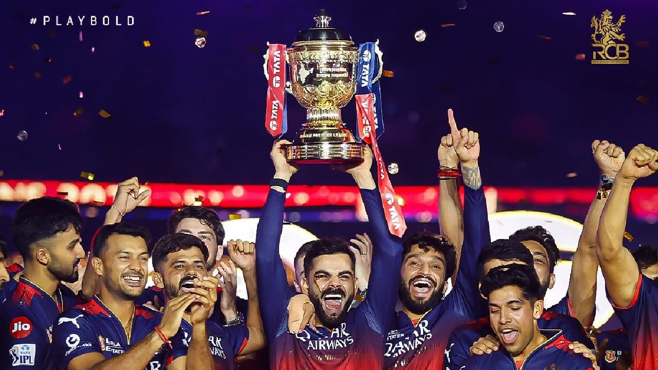 IPL 2025: ಇಂಡಿಯನ್ ಪ್ರೀಮಿಯರ್ ಲೀಗ್ ಸೀಸನ್-18 ಕ್ಕೆ ತೆರೆಬಿದ್ದಿದೆ. ಅಹಮದಾಬಾದ್​ನಲ್ಲಿ ನಡೆದ ಫೈನಲ್​ ಪಂದ್ಯದಲ್ಲಿ ಪಂಜಾಬ್ ಕಿಂಗ್ಸ್ (PBKS) ತಂಡವನ್ನು ಬಗ್ಗು ಬಡಿದು ರಾಯಲ್ ಚಾಲೆಂಜರ್ಸ್ ಬೆಂಗಳೂರು (RCB) ತಂಡ ಚಾಂಪಿಯನ್ ಪಟ್ಟ ಅಲಂಕರಿಸಿದೆ. ಈ ಚಾಂಪಿಯನ್ ಪಟ್ಟದೊಂದಿಗೆ ಆರ್​ಸಿಬಿ ತಂಡ ಬಹುಮಾನ ಮೊತ್ತವಾಗಿ 20 ಕೋಟಿ ರೂ. ತನ್ನದಾಗಿಸಿಕೊಂಡಿದೆ.