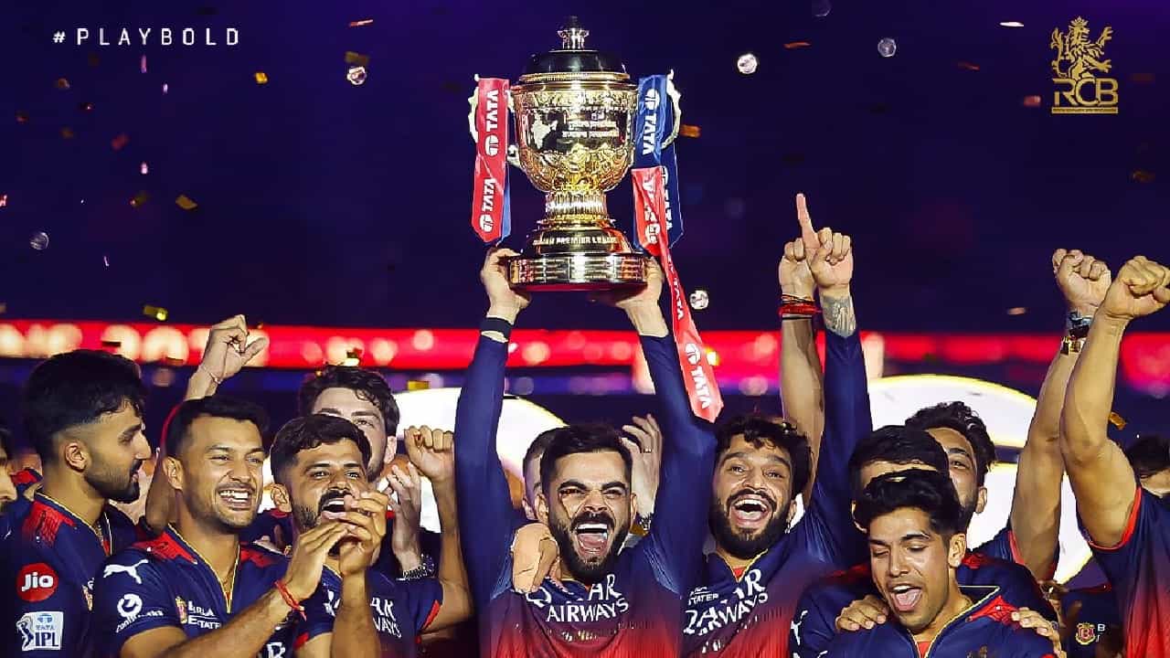 IPL 2025: ಇಂಡಿಯನ್ ಪ್ರೀಮಿಯರ್ ಲೀಗ್ ಸೀಸನ್-18 ಕ್ಕೆ ತೆರೆಬಿದ್ದಿದೆ. ಅಹಮದಾಬಾದ್ನಲ್ಲಿ ನಡೆದ ಫೈನಲ್ ಪಂದ್ಯದಲ್ಲಿ ಪಂಜಾಬ್ ಕಿಂಗ್ಸ್ (PBKS) ತಂಡವನ್ನು ಬಗ್ಗು ಬಡಿದು ರಾಯಲ್ ಚಾಲೆಂಜರ್ಸ್ ಬೆಂಗಳೂರು (RCB) ತಂಡ ಚಾಂಪಿಯನ್ ಪಟ್ಟ ಅಲಂಕರಿಸಿದೆ. ಈ ಚಾಂಪಿಯನ್ ಪಟ್ಟದೊಂದಿಗೆ ಆರ್ಸಿಬಿ ತಂಡ ಬಹುಮಾನ ಮೊತ್ತವಾಗಿ 20 ಕೋಟಿ ರೂ. ತನ್ನದಾಗಿಸಿಕೊಂಡಿದೆ.