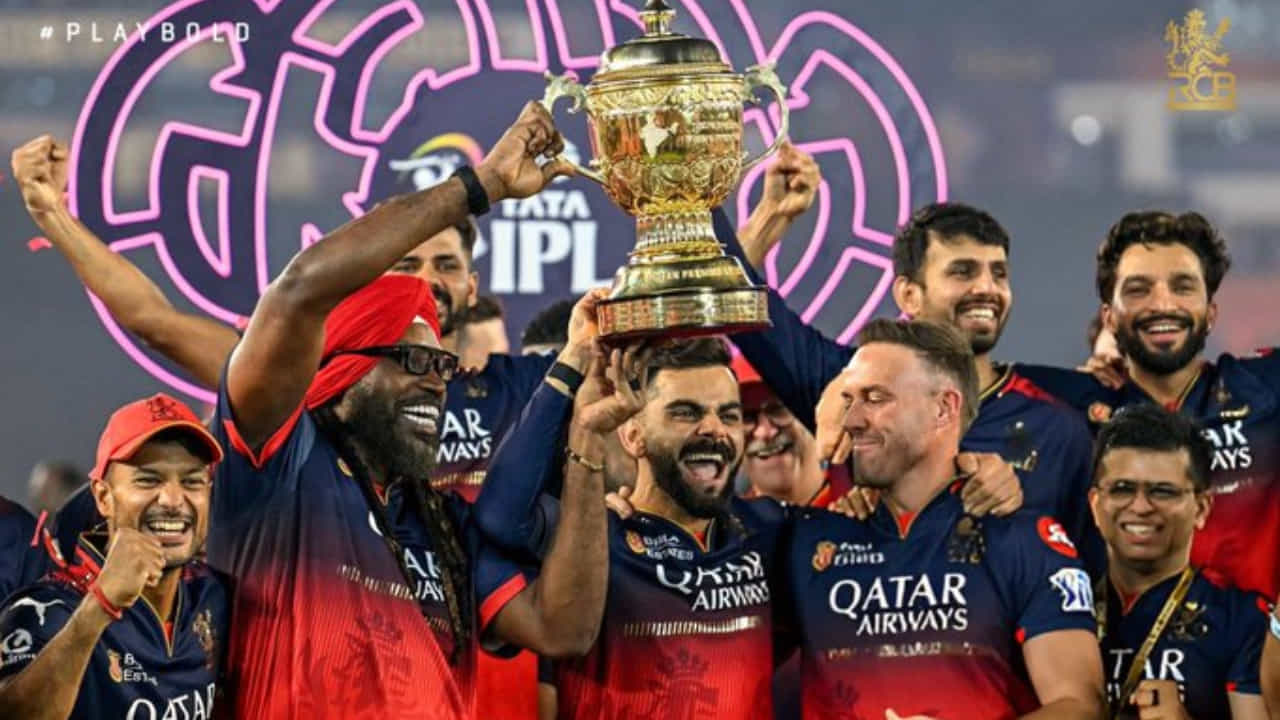 IPL 2025: ಐಪಿಎಲ್ ಟ್ರೋಫಿ ಜೊತೆಗೆ ಬೆಂಗಳೂರಿಗೆ ಬಂದಿಳಿದ ಆರ್ಸಿಬಿ ತಂಡ IPL 2025: ಐಪಿಎಲ್ ಟ್ರೋಫಿ ಜೊತೆಗೆ ಬೆಂಗಳೂರಿಗೆ ಬಂದಿಳಿದ ಆರ್ಸಿಬಿ ತಂಡ