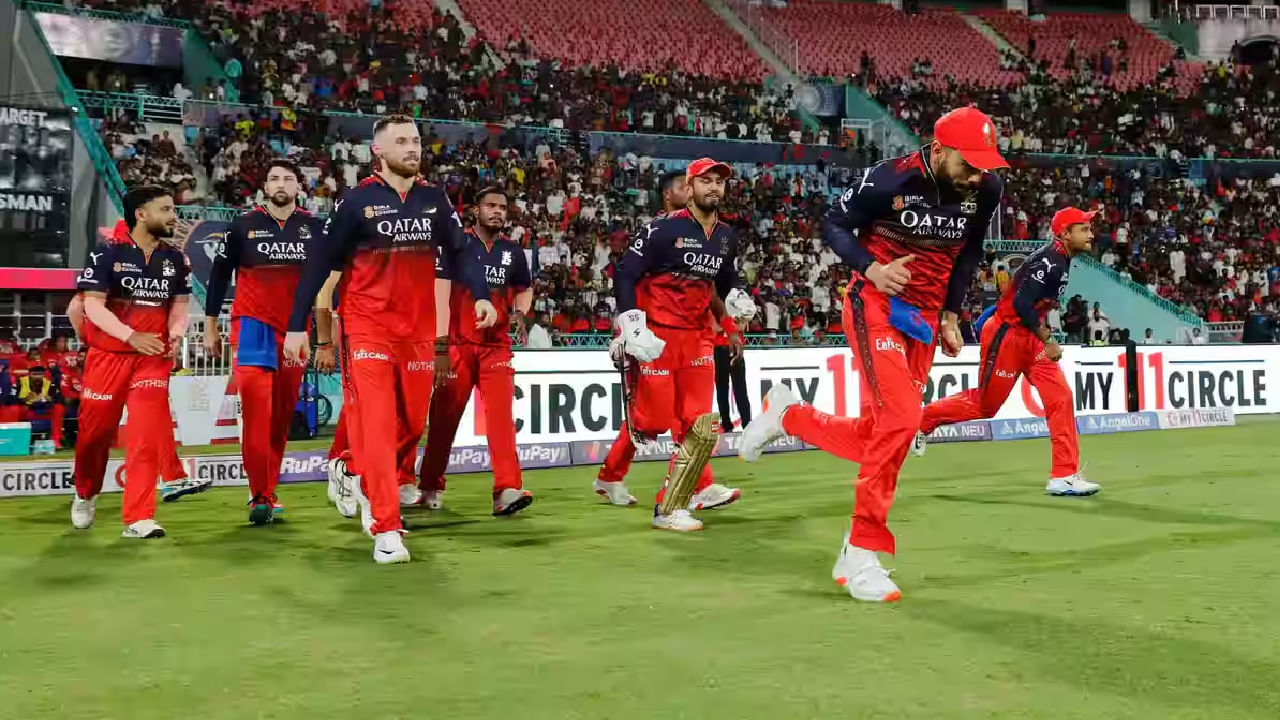 ಅದರಂತೆ ಜೂನ್ 3 ರಂದು ಅಹಮದಾಬಾದ್​ನ ನರೇಂದ್ರ ಮೋದಿ ಸ್ಟೇಡಿಯಂನಲ್ಲಿ ನಡೆಯಲಿರುವ ಐಪಿಎಲ್​ನ ಫೈನಲ್​ ಪಂದ್ಯದಲ್ಲಿ ಭರ್ಜರಿ ಪ್ರದರ್ಶನ ನೀಡುವ ಮೂಲಕ  ರಾಯಲ್ ಚಾಲೆಂಜರ್ಸ್ ಬೆಂಗಳೂರು ಚೊಚ್ಚಲ ಬಾರಿ ಚಾಂಪಿಯನ್​ ಪಟ್ಟ ಅಲಂಕರಿಸಲಿದೆಯಾ  ಕಾದು ನೋಡಬೇಕಿದೆ.