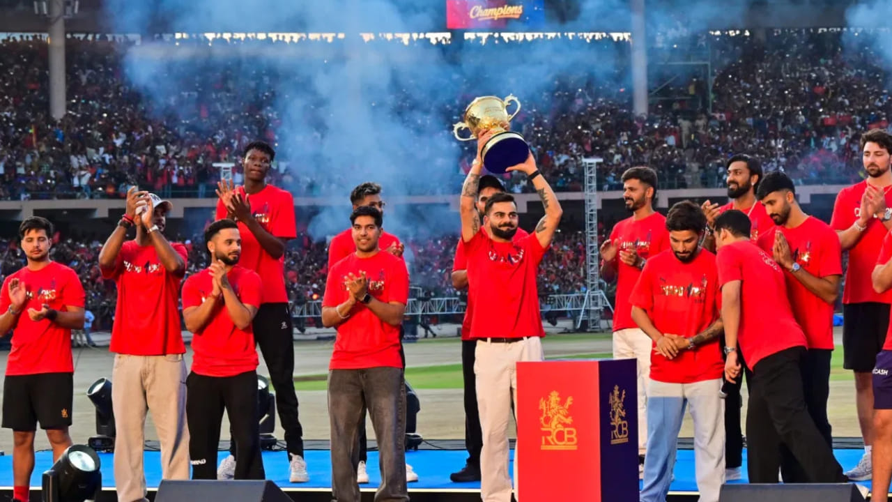 RCB Income: ಅರ್ಧ ಸಾವಿರ ಕೋಟಿಗೂ ಅಧಿಕ..! ಇದು ಐಪಿಎಲ್ 2025 ರಲ್ಲಿ ಆರ್ಸಿಬಿಯ ಆದಾಯ RCB Income: ಅರ್ಧ ಸಾವಿರ ಕೋಟಿಗೂ ಅಧಿಕ..! ಇದು ಐಪಿಎಲ್ 2025 ರಲ್ಲಿ ಆರ್ಸಿಬಿಯ ಆದಾಯ