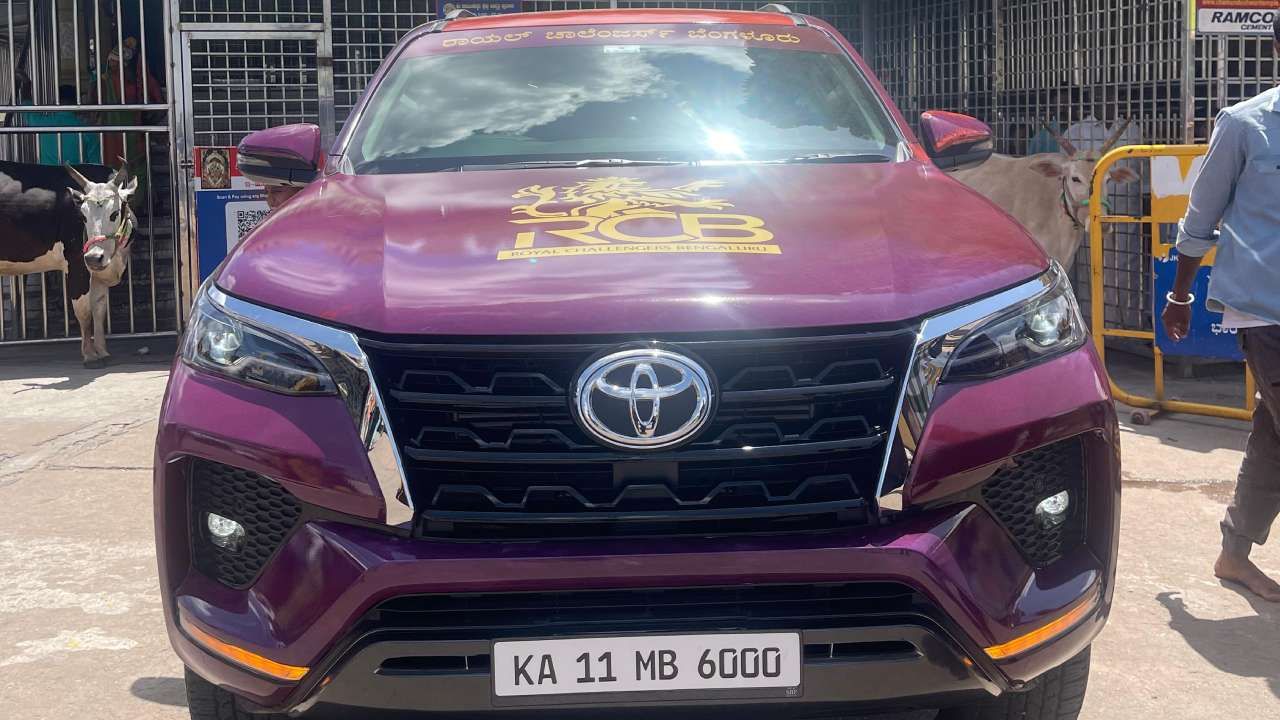 ಅಭಿಮಾನಿಗಳು ಕಾರನ್ನು ಸಂಪೂರ್ಣವಾಗಿ ಆರ್‌ಸಿಬಿಮಯ ಮಾಡಿದ್ದಾರೆ. ಕಾರಿನ ಮುಂಭಾಗದಲ್ಲಿ ಕನ್ನಡದಲ್ಲಿ ರಾಯಲ್ ಚಾಲೆಂಜರ್ಸ್ ಬೆಂಗಳೂರು ಅಂತ ಬರೆಸಿದ್ದಾರೆ. ಒಂದು ಬದಿಯಲ್ಲಿ ವಿರಾಟ್ ಕೊಹ್ಲಿ ಹಾಗೂ ಇತರ ಆಟಗಾರರು ಹಾಗೂ ಅಭಿಮಾನಿಗಳ ಸ್ಟಿಕ್ಕರ್ ಅಂಟಿಸಿದ್ದಾರೆ. ಮತ್ತೊಂದು ಬದಿ ಐಪಿಎಲ್ ಟ್ರೋಪಿ ಗೆದ್ದ ಮಹಿಳಾ ತಂಡದ ಸ್ಟಿಕ್ಕರ್ ಅಂಟಿಸಿದ್ದಾರೆ. 