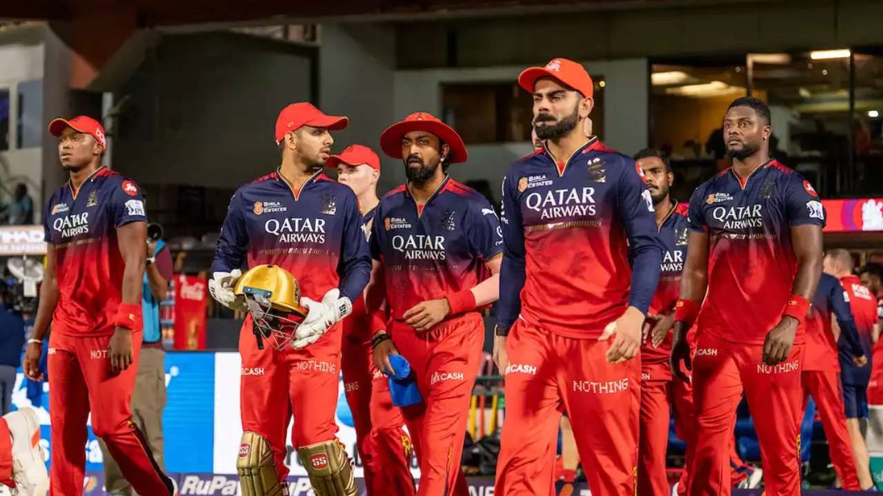 ಬ್ಯಾಟಿಂಗ್​, ಬೌಲಿಂಗ್​ ಎಲ್ಲ ವಿಭಾಗದಲ್ಲೂ ಅಮೋಘ ಪ್ರದರ್ಶನ ನೀಡಿರುವ ಆರ್​ಸಿಬಿ ಈ ಬಾರಿ ಕಪ್​ ಗೆಲ್ಲುವ ನೆಚ್ಚಿನ ತಂಡವಾಗಿದೆ. 18 ವರ್ಷಗಳಿಂದ ಆರ್​ಸಿಬಿ ಕಪ್​ ಎತ್ತಿ ಹಿಡಿಯುವುದನ್ನು ನೋಡಲು ಅಭಿಮಾನಿಗಳು ಕಾಯುತ್ತಿದ್ದಾರೆ. ಆರ್​ಸಿಬಿ ಮೊದಲ ಬಾರಿಗೆ ಐಪಿಎಸ್​ ಟ್ರೋಫಿಗೆ ಮುತ್ತಿಡುವ ನಿರೀಕ್ಷೆ ಅಭಿಮಾನಿಗಳಲ್ಲಿ ಹೆಚ್ಚಾಗಿದೆ.