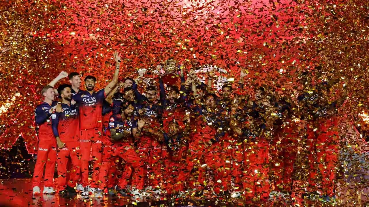 ರಾಯಲ್ ಚಾಲೆಂಜರ್ಸ್ ಬೆಂಗಳೂರು (RCB) ತಂಡ ಕೊನೆಗೂ ಚಾಂಪಿಯನ್ ಪಟ್ಟ ಅಲಂಕರಿಸಿದೆ. ಆದರೆ ಈ ಚಾಂಪಿಯನ್ ಪಟ್ಟವು ಅಂತಿಂಥ ಗೆಲುವಿನಿಂದ ದಕ್ಕಿದ್ದಲ್ಲ. ಬದಲಾಗಿ ದಾಖಲೆಯ ವಿಜಯದೊಂದಿಗೆ ಮೂಡಿಬಂದಿದೆ. ಅಂದರೆ ಐಪಿಎಲ್ ಇತಿಹಾಸದಲ್ಲಿ ಆರ್ಸಿಬಿ ರೀತಿ ಯಾವುದೇ ತಂಡ ಐಪಿಎಲ್ ಟ್ರೋಫಿ ಎತ್ತಿ ಹಿಡಿದಿಲ್ಲ.