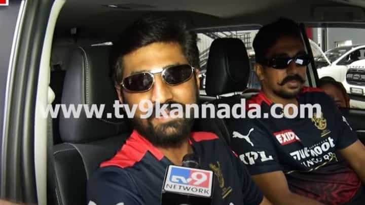 ಕಾರನ್ನು ಸಂಪೂರ್ಣವಾಗಿ ಆರ್ಸಿಬಿಮಯಗೊಳಿಸಿ ನೆಚ್ಚಿನ ತಂಡಕ್ಕೆ ಒಂದು ಚಿಕ್ಕ ಟ್ರಬ್ಯೂಟ್ ಎಂದು ಕಾರಿನ ಒಡೆಯ ಕಾರನ್ನು ಸಂಪೂರ್ಣವಾಗಿ ಆರ್ಸಿಬಿಮಯಗೊಳಿಸಿ ನೆಚ್ಚಿನ ತಂಡಕ್ಕೆ ಒಂದು ಚಿಕ್ಕ ಟ್ರಬ್ಯೂಟ್ ಎಂದು ಕಾರಿನ ಒಡೆಯ