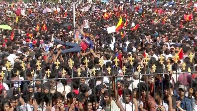 Bangalore Stampede: ಚಿನ್ನಸ್ವಾಮಿ ಕ್ರೀಡಾಂಗಣದ ಬಳಿ ಕಾಲ್ತುಳಿತ, 11 ಸಾವು Bangalore Stampede: ಚಿನ್ನಸ್ವಾಮಿ ಕ್ರೀಡಾಂಗಣದ ಬಳಿ ಕಾಲ್ತುಳಿತ, 11 ಸಾವು