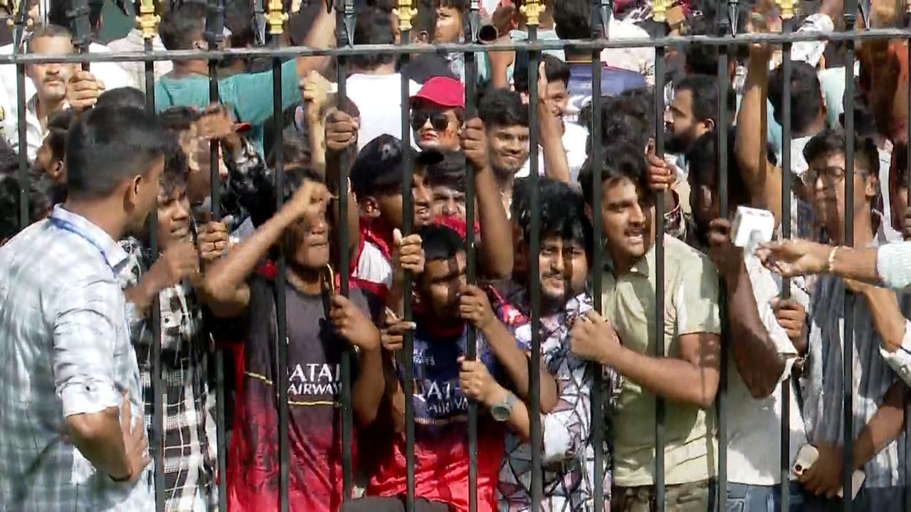 ಬೆಂಗಳೂರು ಕಾಲ್ತುಳಿತ: 11 ಸಾವಾದರೂ ದಾಖಲಾಗಿಲ್ಲ ಒಂದೇ ಒಂದು ಎಫ್ಐಆರ್! ಮುಂದೇನಾಗಲಿದೆ? ಇಲ್ಲಿದೆ ವಿವರ ಬೆಂಗಳೂರು ಕಾಲ್ತುಳಿತ: 11 ಸಾವಾದರೂ ದಾಖಲಾಗಿಲ್ಲ ಒಂದೇ ಒಂದು ಎಫ್ಐಆರ್! ಮುಂದೇನಾಗಲಿದೆ? ಇಲ್ಲಿದೆ ವಿವರ