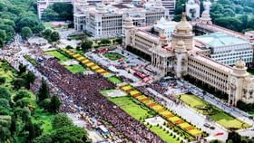 ವಿಧಾನಸೌಧದ ಗೇಟ್ ಹತ್ತಿ ಆರ್ಸಿಬಿ ಅಭಿಮಾನಿಗಳ ಹುಚ್ಚಾಟ ವಿಧಾನಸೌಧದ ಗೇಟ್ ಹತ್ತಿ ಆರ್ಸಿಬಿ ಅಭಿಮಾನಿಗಳ ಹುಚ್ಚಾಟ