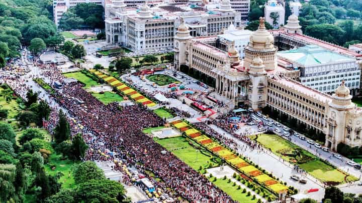 ವಿಧಾನಸೌಧದ ಗೇಟ್ ಹತ್ತಿ ಆರ್ಸಿಬಿ ಅಭಿಮಾನಿಗಳ ಹುಚ್ಚಾಟ; ಪರಿಸ್ಥಿತಿ ನಿಭಾಯಿಸಲು ಪೊಲೀಸರ ಪರದಾಟ ವಿಧಾನಸೌಧದ ಗೇಟ್ ಹತ್ತಿ ಆರ್ಸಿಬಿ ಅಭಿಮಾನಿಗಳ ಹುಚ್ಚಾಟ; ಪರಿಸ್ಥಿತಿ ನಿಭಾಯಿಸಲು ಪೊಲೀಸರ ಪರದಾಟ