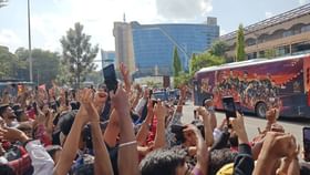ಚಿನ್ನಸ್ವಾಮಿ ಸ್ಟೇಡಿಯಂನಲ್ಲಿ ನೂಕುನುಗ್ಗಲು; ಕಾಲು ಮುರಿದುಕೊಂಡ ಯುವಕ ಚಿನ್ನಸ್ವಾಮಿ ಸ್ಟೇಡಿಯಂನಲ್ಲಿ ನೂಕುನುಗ್ಗಲು; ಕಾಲು ಮುರಿದುಕೊಂಡ ಯುವಕ