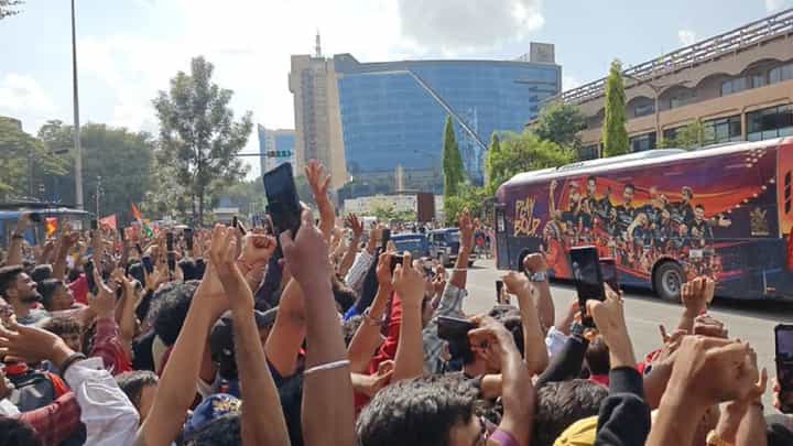 ಚಿನ್ನಸ್ವಾಮಿ ಸ್ಟೇಡಿಯಂನಲ್ಲಿ ಆರ್ಸಿಬಿ ಅಭಿಮಾನಿಗಳ ನೂಕುನುಗ್ಗಲು; ಗೇಟ್ ಹತ್ತಿ ಕಾಲು ಮುರಿದುಕೊಂಡ ಯುವಕ ಚಿನ್ನಸ್ವಾಮಿ ಸ್ಟೇಡಿಯಂನಲ್ಲಿ ಆರ್ಸಿಬಿ ಅಭಿಮಾನಿಗಳ ನೂಕುನುಗ್ಗಲು; ಗೇಟ್ ಹತ್ತಿ ಕಾಲು ಮುರಿದುಕೊಂಡ ಯುವಕ