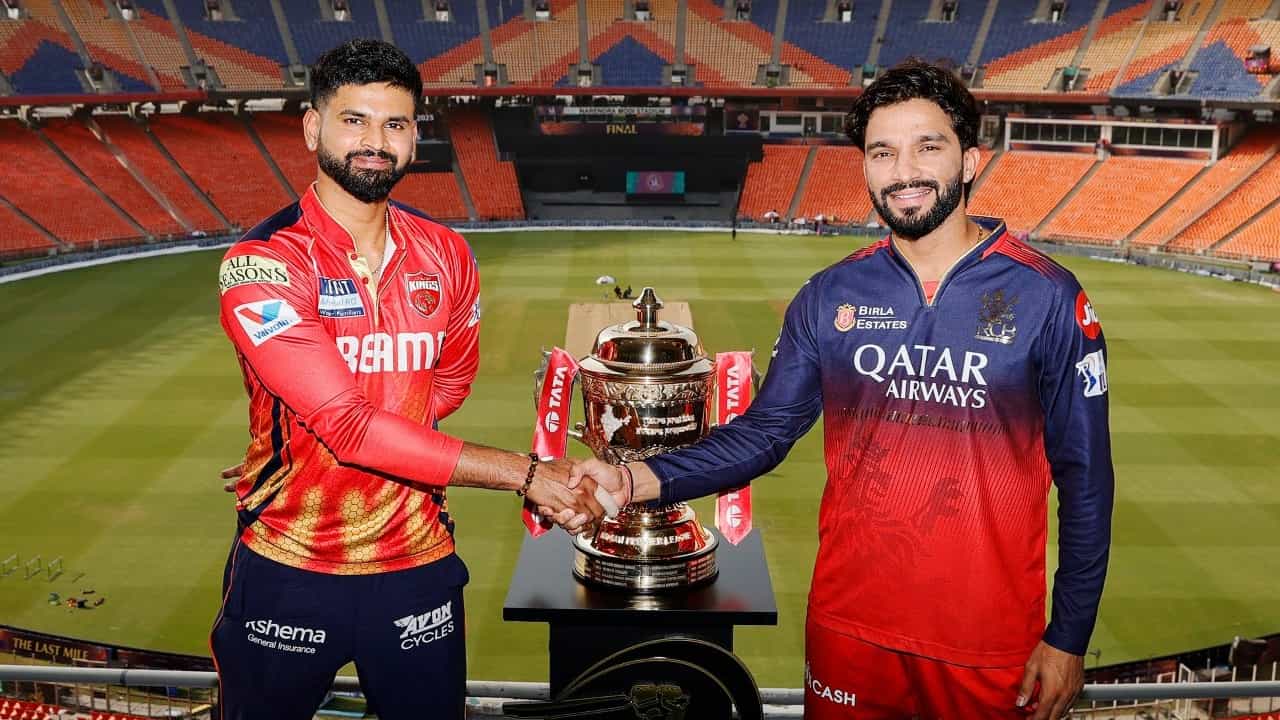 IPL 2025: ಇಂಡಿಯನ್ ಪ್ರೀಮಿಯರ್ ಲೀಗ್ನ ಫೈನಲ್ ಪಂದ್ಯಕ್ಕೆ ವೇದಿಕೆ ಸಿದ್ಧವಾಗಿದೆ. ಅಹಮದಾಬಾದ್ನ ನರೇಂದ್ರ ಮೋದಿ ಸ್ಟೇಡಿಯಂನಲ್ಲಿ ಇಂದು (ಜೂ. 3) ನಡೆಯಲಿರುವ ಐಪಿಎಲ್ 2025ರ ಅಂತಿಮ ಪಂದ್ಯದಲ್ಲಿ ರಾಯಲ್ ಚಾಲೆಂಜರ್ಸ್ ಬೆಂಗಳೂರು (RCB) ಹಾಗೂ ಪಂಜಾಬ್ ಕಿಂಗ್ಸ್ (PBKS) ತಂಡಗಳು ಮುಖಾಮುಖಿಯಾಗಲಿದೆ.