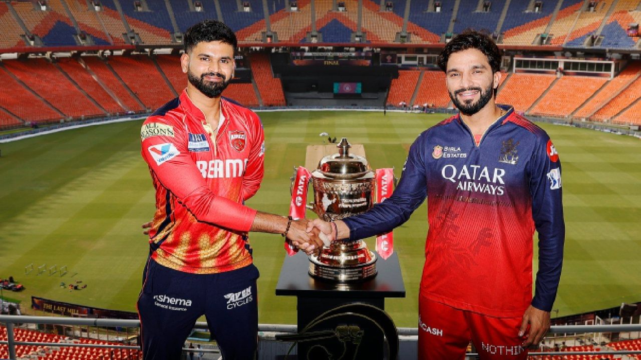 IPL 2025 Final: ಅಹಮದಾಬಾದ್​ನಲ್ಲಿ ನಡೆಯಲಿರುವ ರಾಯಲ್ ಚಾಲೆಂಜರ್ಸ್ ಬೆಂಗಳೂರು (RCB) ಹಾಗೂ ಪಂಜಾಬ್ ಕಿಂಗ್ಸ್ (PBKS) ನಡುವಣ  ಐಪಿಎಲ್ ಫೈನಲ್ ಪಂದ್ಯಕ್ಕೆ ಮಳೆ ಭೀತಿ ಎದುರಾಗಿದೆ. ಅಕ್ಯೂವೆದರ್ ಪ್ರಕಾರ, ಭಾನುವಾರ ಮಧ್ಯಾಹ್ನ ಅಹಮದಾಬಾದ್‌ನಲ್ಲಿ  ಶೇ. 66 ರಷ್ಟು ಮಳೆಯಾಗುವ ಸಾಧ್ಯತೆಯಿದೆ. ಅಲ್ಲದೆ ಸಂಜೆಯ ಬಳಿಕ ಶೇ.33 ರಷ್ಟು ಮೋಡ ಕವಿದ ವಾತಾವರಣ ಕಂಡು ಬರಲಿದೆ.