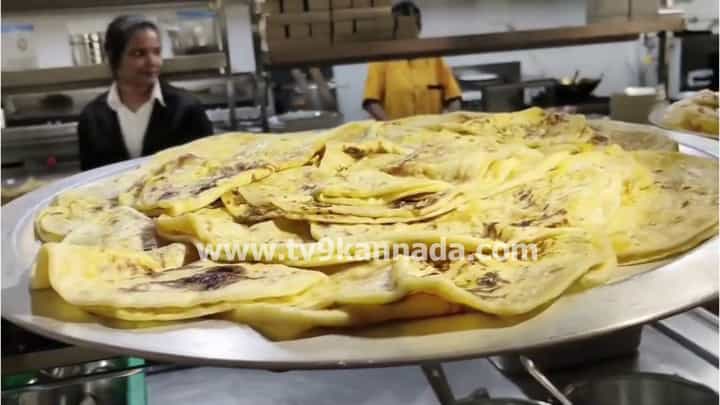 ಆರ್ಸಿಬಿ ಕಪ್ ಗೆಲ್ಲೋ ಭರವಸೆಯಲ್ಲಿ ಹೋಳಿಗೆ ವಿತರಣೆ! ಆರ್ಸಿಬಿ ಕಪ್ ಗೆಲ್ಲೋ ಭರವಸೆಯಲ್ಲಿ ಹೋಳಿಗೆ ವಿತರಣೆ!