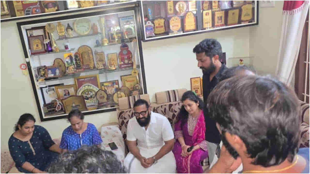 21 ದಿನಗಳ ಬಳಿಕ ರಾಕೇಶ್ ಪೂಜಾರಿ ಮನೆಗೆ ಕೊನೆಗೂ ರಿಷಬ್ ಶೆಟ್ಟಿ ಭೇಟಿ