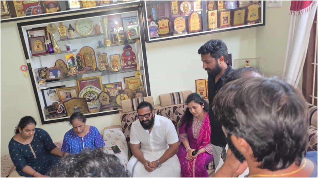 21 ದಿನಗಳ ಬಳಿಕ ರಾಕೇಶ್ ಪೂಜಾರಿ ಮನೆಗೆ ಕೊನೆಗೂ ರಿಷಬ್ ಶೆಟ್ಟಿ ಭೇಟಿ