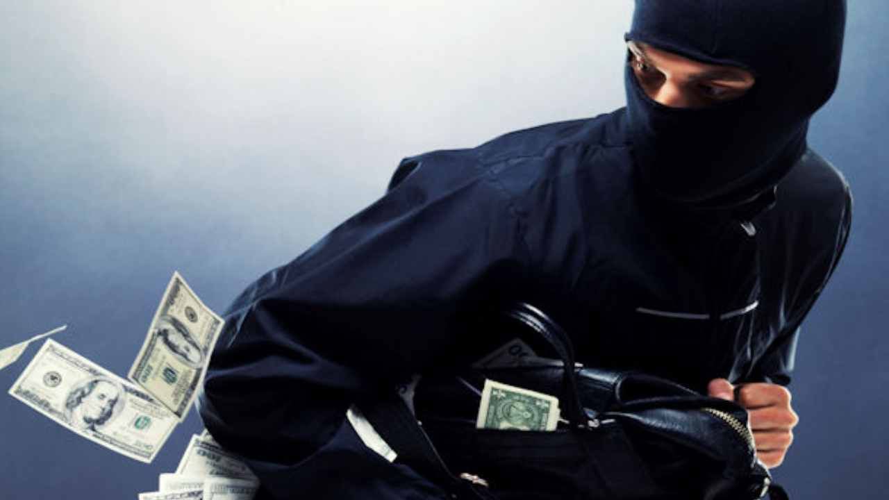 ಬೆಂಗಳೂರು: ಏಕಾಏಕಿ ಶಾಪ್​ಗೆ ನುಗ್ಗಿ 2 ಕೋಟಿ ರೂ ದೋಚಿದ ದುಷ್ಕರ್ಮಿಗಳು