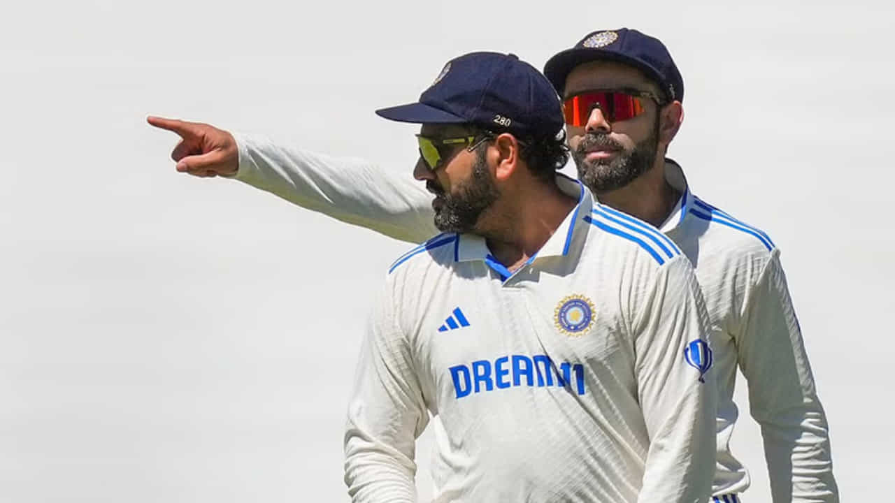 ಅಂತರರಾಷ್ಟ್ರೀಯ ಕ್ರಿಕೆಟ್ನಲ್ಲಿ ದಿಗ್ಗಜ ಕ್ರಿಕೆಟಿಗರ ನಿವೃತ್ತಿಯ ಪರ್ವ ಶುರುವಾಗಿದೆ. ಕಳೆದ ಕೆಲವು ದಿನಗಳಲ್ಲಿ ವಿಶ್ವ ಕ್ರಿಕೆಟ್ನ ಹಲವು ದಿಗ್ಗಜ ಕ್ರಿಕೆಟಿಗರು ಒಂದಿಲ್ಲೊಂದು ಮಾದರಿಗೆ ನಿವೃತ್ತಿ ಘೋಷಿಸಿದ್ದಾರೆ. ಕೆಲವೇ ದಿನಗಳ ಹಿಂದೆ ಭಾರತದ ಇಬ್ಬರು ದಿಗ್ಗಜ ಕ್ರಿಕೆಟಿಗರು ಟೆಸ್ಟ್ಗೆ ವಿದಾಯ ಹೇಳಿದ್ದರು. ಇಂದು ಇಬ್ಬರು ವಿದೇಶಿ ಕ್ರಿಕೆಟಿಗರು ಕ್ರಿಕೆಟ್ಗೆ ಗುಡ್ ಬೈ ಹೇಳಿದ್ದಾರೆ.
