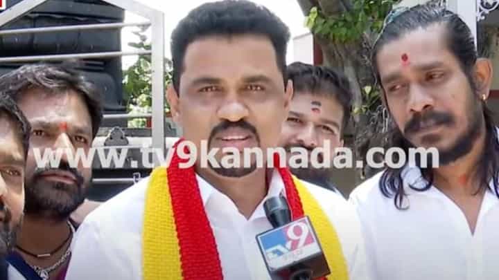 ಆರ್ಸಿಬಿ ಗೆದ್ದೇ ಗೆಲ್ಲುವ ವಿಶ್ವಾಸದೊಂದಿಗೆ ಪಟಾಕಿ, ಸ್ವೀಟ್ಸ್ ರೆಡಿ ಮಾಡಿಟ್ಟುಕೊಂಡಿರುವ ಯುವ ಕರ್ನಾಟಕ ವೇದಿಕೆ ಆರ್ಸಿಬಿ ಗೆದ್ದೇ ಗೆಲ್ಲುವ ವಿಶ್ವಾಸದೊಂದಿಗೆ ಪಟಾಕಿ, ಸ್ವೀಟ್ಸ್ ರೆಡಿ ಮಾಡಿಟ್ಟುಕೊಂಡಿರುವ ಯುವ ಕರ್ನಾಟಕ ವೇದಿಕೆ