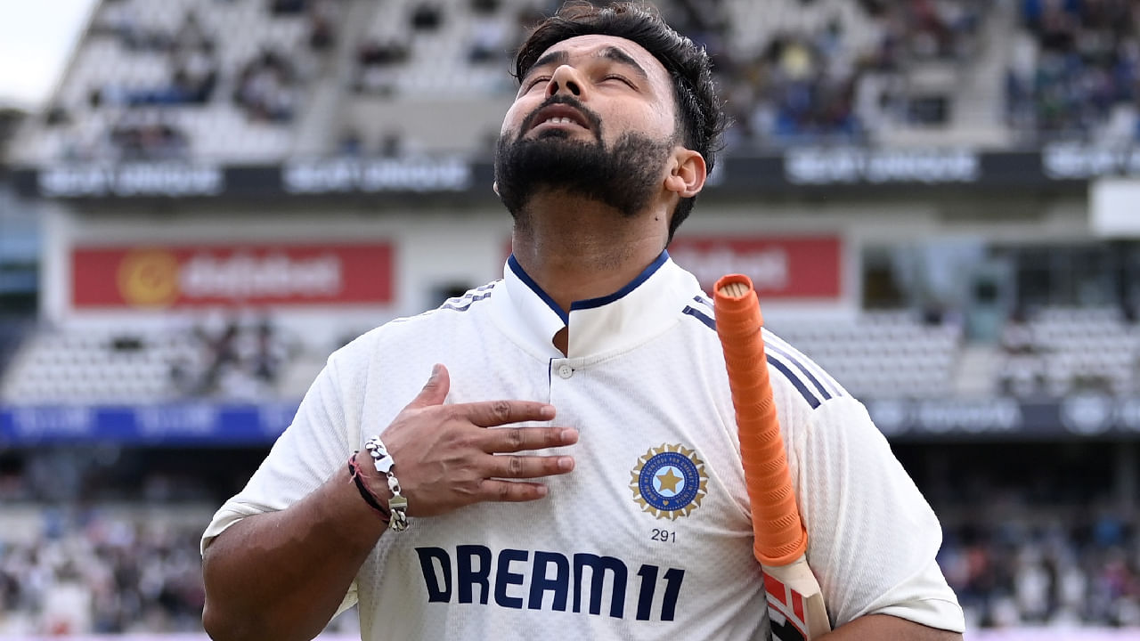 ಟೆಸ್ಟ್ ಕ್ರಿಕೆಟ್ ಇತಿಹಾಸದಲ್ಲಿ ಪಂದ್ಯವೊಂದರ ಎರಡು ಇನಿಂಗ್ಸ್ ಗಳಲ್ಲಿ ಶತಕ ಸಿಡಿಸಿರುವುದು ಕೇವಲ ಇಬ್ಬರು ವಿಕೆಟ್ ಕೀಪರ್ ಗಳು ಮಾತ್ರ. ಈ ಪಟ್ಟಿಯಲ್ಲಿರುವ ಮೊದಲಿಗರು ಪ್ರಸ್ತುತ ರಾಯಲ್ ಚಾಲೆಂಜರ್ಸ್ ಬೆಂಗಳೂರು (RCB) ತಂಡ ಕೋಚ್ ಆ್ಯಂಡಿ ಫ್ಲವರ್.