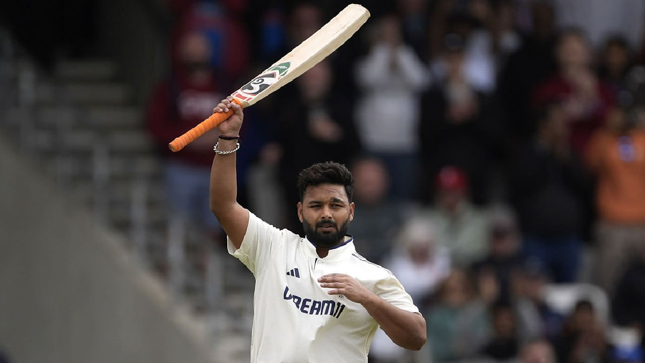 ಈ ಮೂಲಕ ಟೆಸ್ಟ್ ಕ್ರಿಕೆಟ್ ಇತಿಹಾಸದಲ್ಲೇ ಪಂದ್ಯವೊಂದರಲ್ಲಿ ಬ್ಯಾಕ್ ಟು ಬ್ಯಾಕ್ ಸೆಂಚುರಿ ಸಿಡಿಸಿದ ವಿಶ್ವದ ಎರಡನೇ ವಿಕೆಟ್ ಕೀಪರ್ ಬ್ಯಾಟ್ಸ್ಮನ್ ಹಾಗೂ ಭಾರತದ ಮೊದಲ ವಿಕೆಟ್ ಕೀಪರ್ ಎಂಬ ದಾಖಲೆಯನ್ನು ರಿಷಭ್ ಪಂತ್ ತಮ್ಮದಾಗಿಸಿಕೊಂಡಿದ್ದಾರೆ.