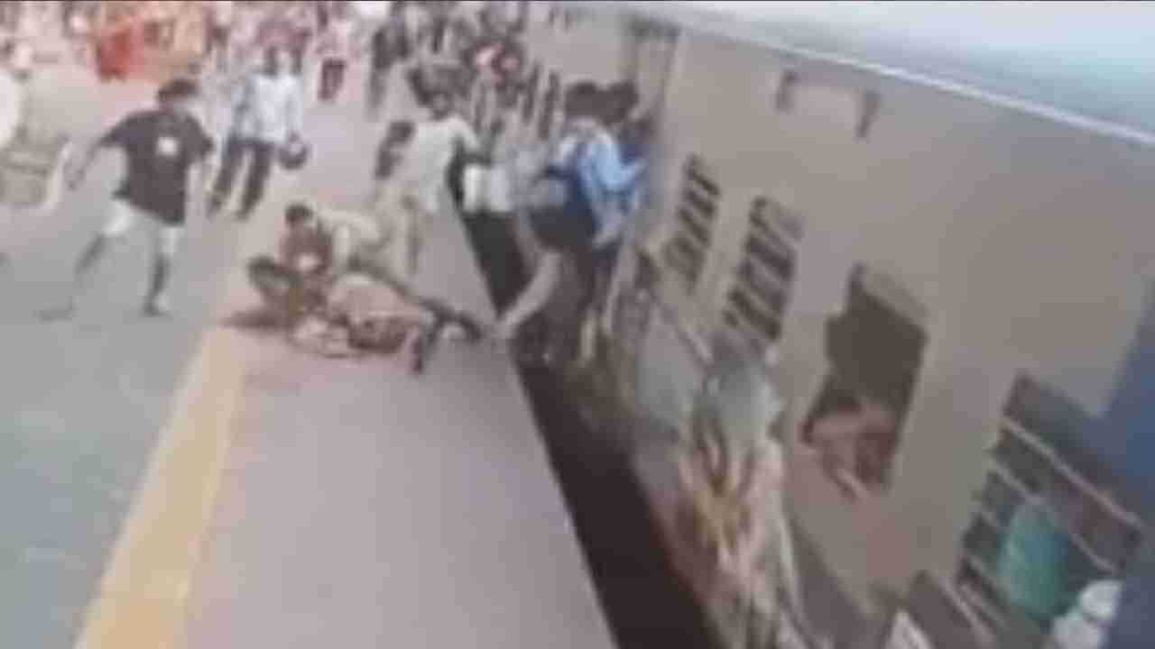 ಚಲಿಸುವ ರೈಲಿನಿಂದ ಬೀಳುತ್ತಿದ್ದ ಮಹಿಳೆಯನ್ನು ಕಾಪಾಡಿದ ಆರ್​ಪಿಎಫ್ ಸೈನಿಕ; ವಿಡಿಯೋ ಇಲ್ಲಿದೆ