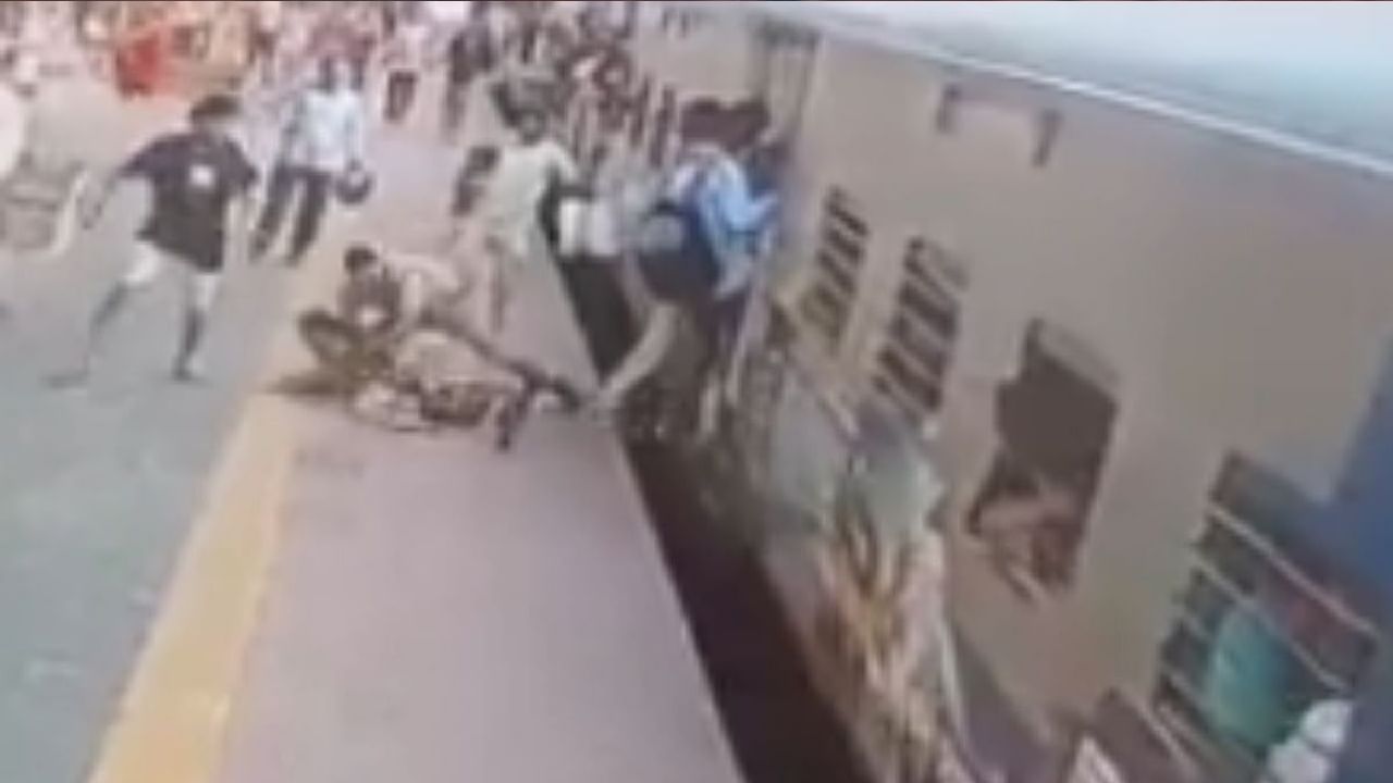 ಚಲಿಸುವ ರೈಲಿನಿಂದ ಬೀಳುತ್ತಿದ್ದ ಮಹಿಳೆಯನ್ನು ಕಾಪಾಡಿದ ಆರ್​ಪಿಎಫ್ ಸೈನಿಕ; ವಿಡಿಯೋ ಇಲ್ಲಿದೆ