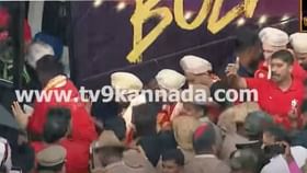 ಬಸ್ ಹಿಂದಕ್ಕೆ ಚಲಿಸುತ್ತಿದ್ದಾಗ ಪೊಲೀಸರ ಸಮಯಪ್ರಜ್ಞೆಯಿಂದ ತಪ್ಪಿದ ಅನಾಹುತ ಬಸ್ ಹಿಂದಕ್ಕೆ ಚಲಿಸುತ್ತಿದ್ದಾಗ ಪೊಲೀಸರ ಸಮಯಪ್ರಜ್ಞೆಯಿಂದ ತಪ್ಪಿದ ಅನಾಹುತ