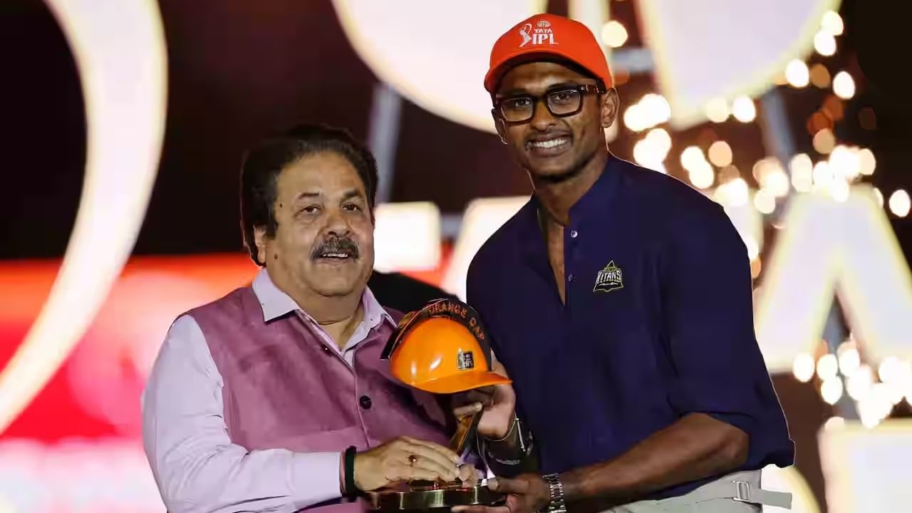 ಇನ್ನು ಟೂರ್ನಿಯುದ್ದಕ್ಕೂ ಅದ್ಭುತ ಬ್ಯಾಟಿಂಗ್ ಪ್ರದರ್ಶನ ನೀಡಿದ ಗುಜರಾತ್ ಟೈಟಾನ್ಸ್ ತಂಡದ ಆರಂಭಿಕ ಬ್ಯಾಟರ್ ಸಾಯಿ ಸುದರ್ಶನ್ ಈ ಬಾರಿ ಆರೆಂಜ್ ಕ್ಯಾಪ್ ತಮ್ಮದಾಗಿಸಿಕೊಂಡರೆ, ಬೌಲಿಂಗ್ನಲ್ಲಿ 25 ವಿಕೆಟ್ ಪಡೆದ ಗುಜರಾತ್ ಟೈಟಾನ್ಸ್ ತಂಡದ ವೇಗಿ ಕನ್ನಡಿಗ ಪ್ರಸಿದ್ಧ್ ಕೃಷ್ಣ ಪರ್ಪಲ್ ಕ್ಯಾಪ್ ಪಡೆದಿದ್ದಾರೆ.