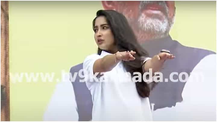 ವಿಧಾನಸೌಧದ ಎದುರು ಯೋಗ ಮಾಡಿದ ನಟಿ ಸಾನ್ಯಾ ಅಯ್ಯರ್ ವಿಧಾನಸೌಧದ ಎದುರು ಯೋಗ ಮಾಡಿದ ನಟಿ ಸಾನ್ಯಾ ಅಯ್ಯರ್