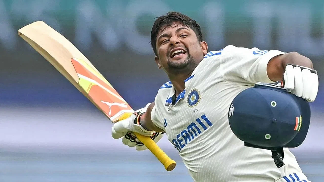 ಇಂಗ್ಲೆಂಡ್ ವಿರುದ್ಧದ ಟೆಸ್ಟ್ ಸರಣಿಯಿಂದ ವಂಚಿತರಾಗಿರುವ ಸರ್ಫರಾಝ್ ಖಾನ್ ಭರ್ಜರಿ ಫಾರ್ಮ್ನಲ್ಲಿದ್ದಾರೆ. ಅದು ಕೂಡ ಇಂಗ್ಲೆಂಡ್ ನೆಲದಲ್ಲಿ ಎಂಬುದು ವಿಶೇಷ. ಈ ಹಿಂದೆ ಇಂಗ್ಲೆಂಡ್ ಲಯನ್ಸ್ ವಿರುದ್ಧದ ಟೆಸ್ಟ್ ಪಂದ್ಯದಲ್ಲಿ 92 ರನ್ ಬಾರಿಸಿ ಮಿಂಚಿದ್ದ ಸರ್ಫರಾಝ್ ಇದೀಗ ಟೀಮ್ ಇಂಡಿಯಾ ವಿರುದ್ಧ ಭರ್ಜರಿ ಸೆಂಚುರಿ ಸಿಡಿಸಿದ್ದಾರೆ.