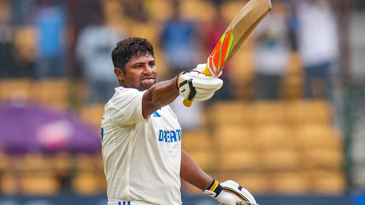 ಇದೀಗ ಇಂಗ್ಲೆಂಡ್ ವಿರುದ್ಧದ ಸರಣಿಗೆ ಆಯ್ಕೆ ಮಾಡಲಾದ ಭಾರತ ತಂಡದಲ್ಲಿ ಚಾನ್ಸ್ ನೀಡಲಾಗಿಲ್ಲ. ಇತ್ತ ಭಾರತ ಎ ತಂಡದ ಪರ ಸಿಕ್ಕ ಅವಕಾಶವನ್ನು ಬಳಸಿಕೊಂಡಿರುವ ಸರ್ಫರಾಝ್ ಇಂಗ್ಲೆಂಡ್ ಲಯನ್ಸ್ ವಿರುದ್ಧದ ಪಂದ್ಯದಲ್ಲಿ 92 ರನ್ ಬಾರಿಸಿ ಮಿಂಚಿದ್ದಾರೆ. ಇದೀಗ ಟೀಮ್ ಇಂಡಿಯಾ ವಿರುದ್ಧದ ಅಭ್ಯಾಸ ಪಂದ್ಯದಲ್ಲಿ ಕೇವಲ 76 ಎಸೆತಗಳಲ್ಲಿ ಅಜೇಯ 101 ರನ್ ಬಾರಿಸಿ ಆಯ್ಕೆಗಾರರಿಗೆ ಸ್ಪಷ್ಟ ಸಂದೇಶ ರವಾನಿಸಿದ್ದಾರೆ.