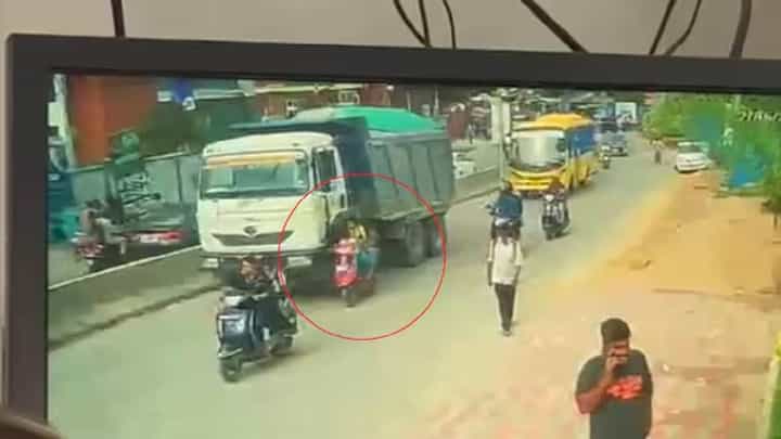 Video: ಅಮ್ಮನ ಜತೆ ಸ್ಕೂಟಿಯಲ್ಲಿ ಶಾಲೆಗೆ ಹೊರಟಿದ್ದ ಬಾಲಕನ ಮೇಲೆ ಹರಿದ ಟಿಪ್ಪರ್ Video: ಅಮ್ಮನ ಜತೆ ಸ್ಕೂಟಿಯಲ್ಲಿ ಶಾಲೆಗೆ ಹೊರಟಿದ್ದ ಬಾಲಕನ ಮೇಲೆ ಹರಿದ ಟಿಪ್ಪರ್