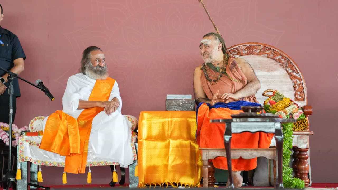 ಆರ್ಟ್ ಆಫ್ ಲಿವಿಂಗ್ ಕೇಂದ್ರಕ್ಕೆ ಕಾಂಚಿ ಶಂಕರಾಚಾರ್ಯರ ಭೇಟಿ, ಶ್ರೀ ರವಿಶಂಕರರ ಕಾರ್ಯಕ್ಕೆ ಶ್ಲಾಘನೆ