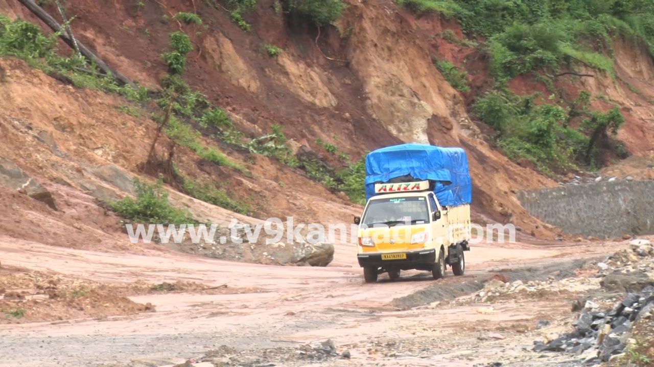 ಶಿರಾಡಿ ಘಾಟ್​​ ಮಾರನಹಳ್ಳಿ ಸಮೀದ ಹೆಗ್ಗದ್ದೆ ಗ್ರಾಮದಲ್ಲಿ ಸರಿಯಾಗಿ 20 ದಿನಗಳ ಹಿಂದೆ ಸಣ್ಣ ಪ್ರಮಾಣದ ಭೂ ಕುಸಿತ ಸಂಭವಿಸಿತ್ತು. ಅದೇ ಸ್ಥಳ ಈಗ ಮತ್ತೆ ದೊಡ್ಡ ಅವಾಂತರದ ಮುನ್ಸೂಚನೆ ನೀಡುತ್ತಿದೆ. ನೂರಾರು ಅಡಿ ಎತ್ತರದ ಗುಡ್ಡದಿಂದ ಹಂತ ಹಂತವಾಗಿ ಮಣ್ಣು ಹಾಗೂ ಮರಗಳು ಕುಸಿಯುತ್ತಿವೆ. ಮಳೆಯ ನಡುವೆ ಜನರು ನೋಡುತ್ತ ನಿಂತಿರುವಾಗಲೇ ಭಾರೀ ಪ್ರಮಾಣದ ಮಣ್ಣು ಕುಸಿದು ಬಿದ್ದಿದೆ, ಅದೃಷ್ಟವಶಾತ್ ವಾಹನಗಳು ಮತ್ತೊಂದು ಪಥದಲ್ಲಿ ಚಲಿಸುತ್ತಿದ್ದರಿಂದ ಭಾರೀ ಅನಾಹುತ ತಪ್ಪಿದೆ.