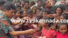 ಕಬಿನಿ ಜಲಾಶಯಕ್ಕೆ ಶಿವಣ್ಣ-ಗೀತಕ್ಕ ಭೇಟಿ, ಮಕ್ಕಳೊಂದಿಗೆ ಬೆರೆತ ದಂಪತಿ ಕಬಿನಿ ಜಲಾಶಯಕ್ಕೆ ಶಿವಣ್ಣ-ಗೀತಕ್ಕ ಭೇಟಿ, ಮಕ್ಕಳೊಂದಿಗೆ ಬೆರೆತ ದಂಪತಿ