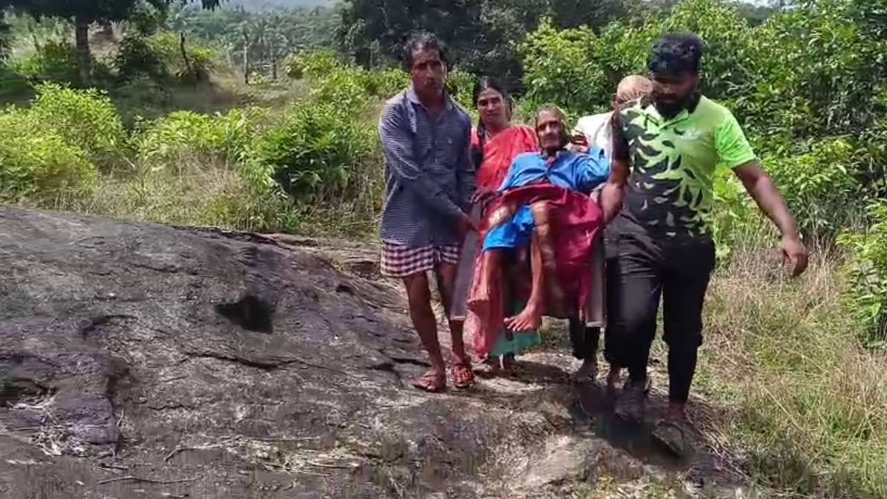ಶಿವಮೊಗ್ಗ: ವೃದ್ಧೆಯನ್ನು ಡೋಲಿಯಲ್ಲಿ ಹೊತ್ತು ಆಸ್ಪತ್ರೆಗೆ ಸಾಗಿಸಿದ ಗ್ರಾಮಸ್ಥರು