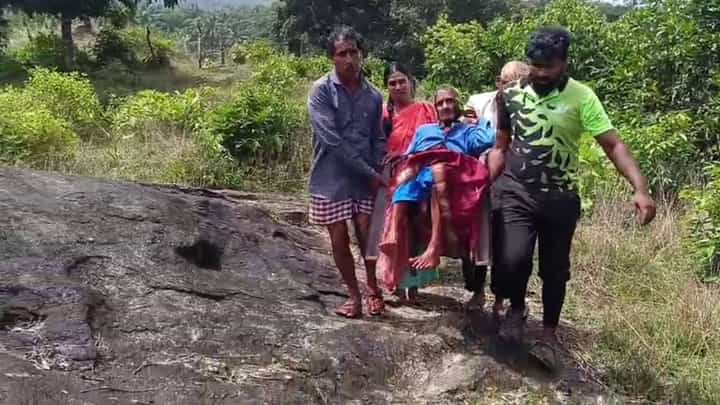 ಶಿವಮೊಗ್ಗ: ವೃದ್ಧೆಯನ್ನು ಡೋಲಿಯಲ್ಲಿ ಹೊತ್ತು ಆಸ್ಪತ್ರೆಗೆ ಸಾಗಿಸಿದ ಗ್ರಾಮಸ್ಥರು ಶಿವಮೊಗ್ಗ: ವೃದ್ಧೆಯನ್ನು ಡೋಲಿಯಲ್ಲಿ ಹೊತ್ತು ಆಸ್ಪತ್ರೆಗೆ ಸಾಗಿಸಿದ ಗ್ರಾಮಸ್ಥರು