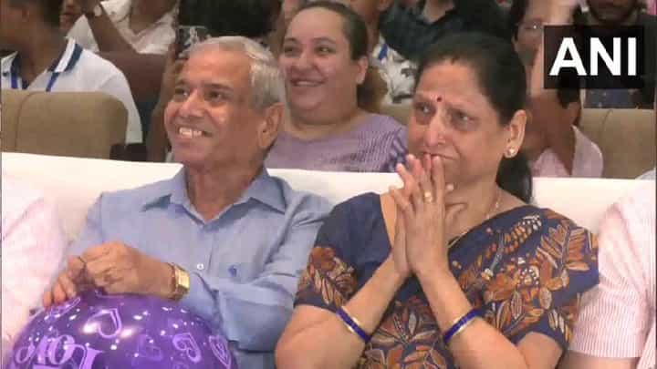 ಬಾಹ್ಯಾಕಾಶಕ್ಕೆ ಹಾರಿದ ಮಗನನ್ನು ಕಂಡು ಭಾವುಕರಾದ ಶುಭಾಂಶು ಶುಕ್ಲಾ ತಾಯಿ ಬಾಹ್ಯಾಕಾಶಕ್ಕೆ ಹಾರಿದ ಮಗನನ್ನು ಕಂಡು ಭಾವುಕರಾದ ಶುಭಾಂಶು ಶುಕ್ಲಾ ತಾಯಿ