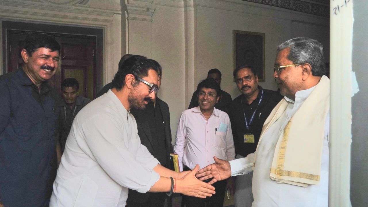 ಸಿಎಂ ಸಿದ್ದರಾಮಯ್ಯ ಹಾಗೂ ಬಾಲಿವುಡ್ ನಟ ಆಮಿರ್ ಖಾನ್ ಅವರು ದೆಹಲಿಯಲ್ಲಿ ಆಕಸ್ಮಿಕವಾಗಿ ಭೇಟಿ ಆಗಿದ್ದು, ಪರಸ್ಪರ ಕುಶಲೋಪರಿ ನಡೆಸಿದ್ದಾರೆ.